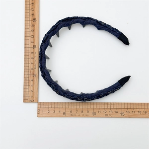 Détail d'un serre-tête en denim bleu avec dents antidérapantes montrant la taille de 15 cm