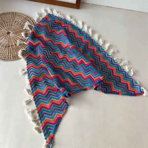Detail van de kleurrijke gehaakte bandana met zigzagpatroon, franjes en breitextuur