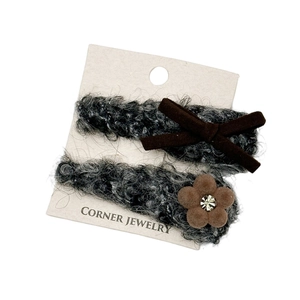 Set fermacelli per capelli in peluche grigio con fiore fiocco e strass su scheda