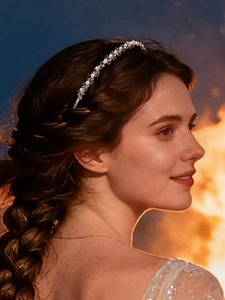 Detail eines handgefertigten Perlen- und Kristall-Haarreifs an eleganter Flechtfrisur
