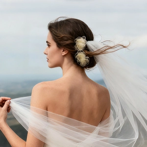 Détail des pinces à fleurs en tulle crème faites à la main avec voile de mariée