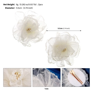Détail d'une pince à cheveux fleur en tulle blanc de 9,5 cm montrant la maille et le clip