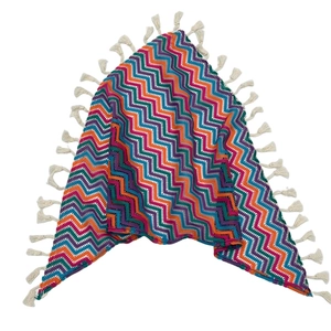 Boho gehaakte driehoekige hoofddoek met kleurrijke chevronstrepen en kwastjes