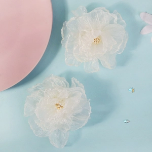 Détails de pinces à cheveux fleurs en organza blanc avec centres perlés délicats