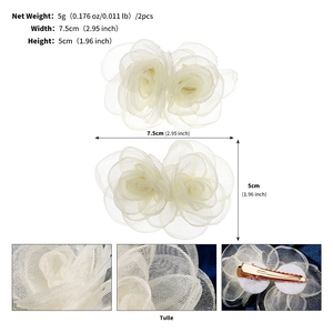 Vue détaillée de deux barrettes à cheveux rose en tulle blanc avec pinces dorées