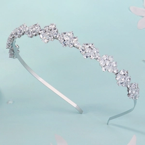 Détails de fleurs en zircon scintillant sur un serre-tête de mariage en métal argenté