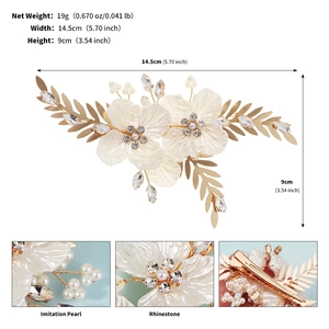 Détail de la pince à cheveux mariée fleurs dorées, perles et strass mesurant 14,5 cm