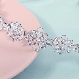 Vue macro détaillée du serre-tête floral en argent avec des pierres de zircone étincelantes