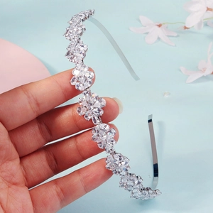 Serre-tête de mariage argenté élégant avec motif floral en zircon et strass brillants