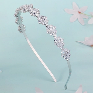 Détail d'un serre-tête argenté avec fleurs en zircon et strass brillants marquises