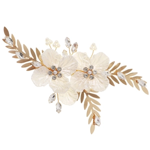 Pince à cheveux de mariée faite main avec fleurs blanches, feuilles dorées et perles