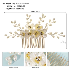 Dettaglio del pettine per capelli da sposa con fiori in acrilico e perle