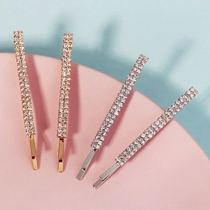 Set de cuatro pinzas para el cabello minimalistas en metal dorado y plateado con brillo