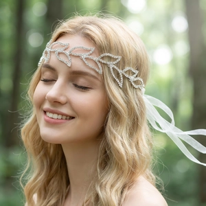 Dettaglio della fascia da sposa con foglie di strass e nastri di seta bianca eleganti