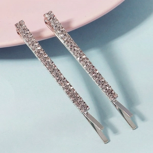 Detalle de horquillas plateadas con cristales brillantes para el cabello