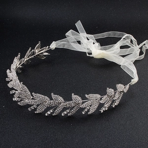 Cerchietto da sposa di lusso con foglie di strass e nastri bianchi su sfondo nero