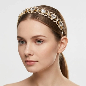 Gros plan d'un serre-tête couronne doré avec strass sur un modèle pour mariages et fêtes