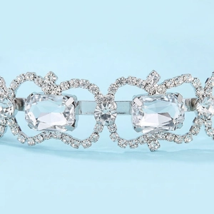 Détails macro d'un diadème de mariée en argent avec strass et pierres rectangulaires