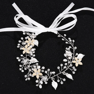 Détail d'une vigne de cheveux de mariée avec perles, strass et rubans de soie élégants