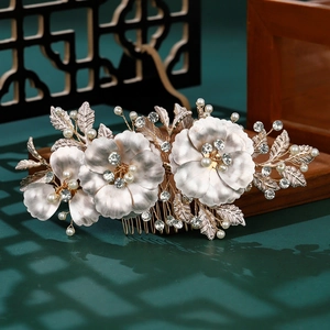 Peigne à cheveux de mariée avec fleurs argentées, perles et strass au design vintage