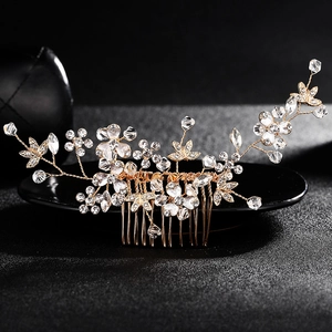 Détail du peigne à cheveux de mariée doré avec fleurs en cristal et perles sur céramique noire
