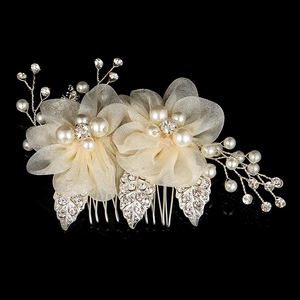 Détail du peigne de mariée avec fleurs en organza, perles et strass sur noir