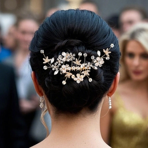 Détail du peigne à cheveux en fleurs dorées avec perles de cristal pour mariée