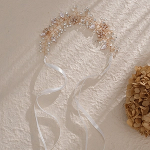 Détail du bandeau de mariée avec perles blanches et cristaux sur fond texturé chaleureux