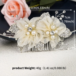 Détail d'un peigne à cheveux en maille fait main avec fleurs, perles et strass de mariée