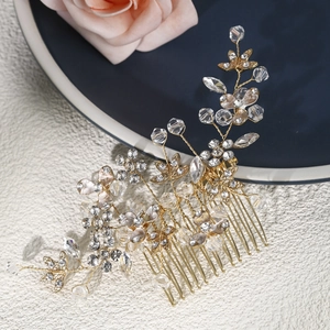 Détail d'un peigne à cheveux de mariée fait main avec cristaux et pétales roses