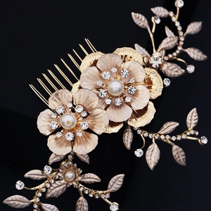 Vue détaillée d'un peigne de mariage doré orné de perles blanches et cristaux brillants