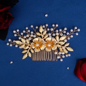 Vue détaillée du peigne à cheveux fleur dorée avec perles et feuilles métalliques fines