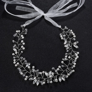 Vue détaillée de la vigne de cheveux de mariée avec fil d'argent, perles et cristaux