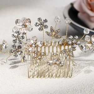 Détail macro du peigne à cheveux mariée avec perles de cristal et fleurs en alliage