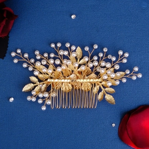 Détails du peigne de mariée doré avec perles blanches et motifs floraux romantiques