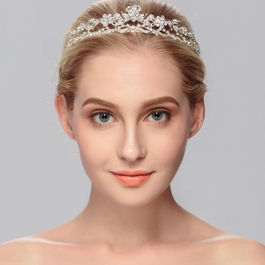 Détail d'une couronne de mariée avec motifs floraux argentés et strass en forme de poire