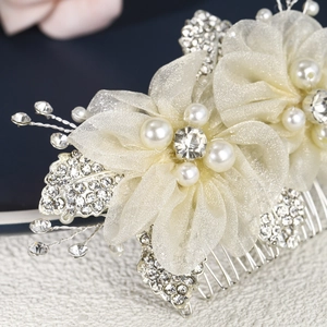Peigne à cheveux de mariée avec fleurs en maille blanc cassé, perles et cristaux brillants