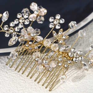 Peigne à cheveux fait main avec perles en cristal et fleurs roses sur fil doré