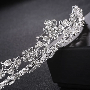 Couronne de mariée argentée de luxe avec motifs de feuilles et strass étincelants