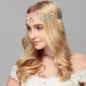 Détail d'une vigne de cheveux de mariée argentée avec perles et cristaux sur un modèle