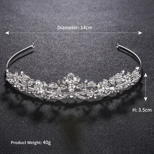 Tiara de mariée élégant en argent avec strass floraux et volutes vintage pour mariage