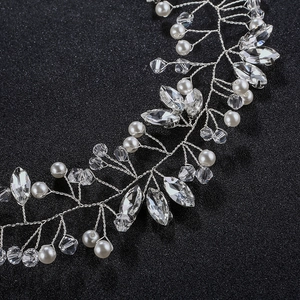 Vue macro détaillée de la vigne de cheveux de mariée faite main avec perles et strass marquise