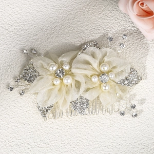 Détail d'un peigne à cheveux de mariée avec fleurs en résille, perles et cristaux brillants