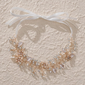 Vigne de cheveux de mariée élégante avec perles, cristaux et feuille d'or sur ruban