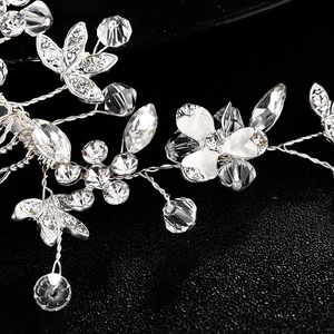 Vue macro de perles en cristal et fleurs émaillées sur le peigne à cheveux de mariée