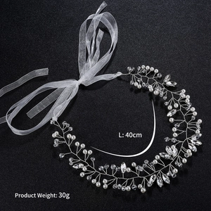 Vue détaillée d'un bandeau de mariée avec perles blanches et cristaux sur fond noir