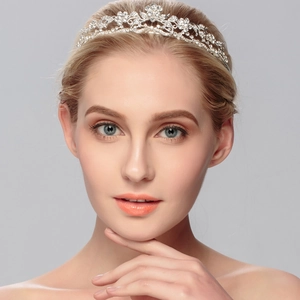 Couronne de mariée élégante avec motif floral argenté et strass étincelants pour mariages