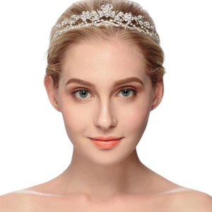 Couronne de mariée de luxe en argent avec strass blancs sur modèle pour mariages et fêtes