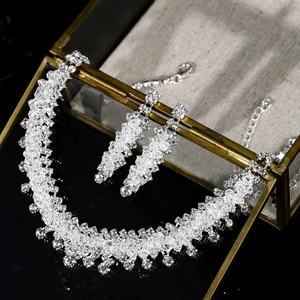 Parure de bijoux de mariée argentée avec collier en cristal et boucles d'oreilles