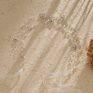Vigne de cheveux de mariée faite à la main avec perles, cristaux et rubans pour mariage